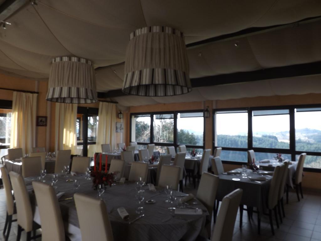 Logis Le Saint Cyr Hotel Montmelard Eksteriør billede