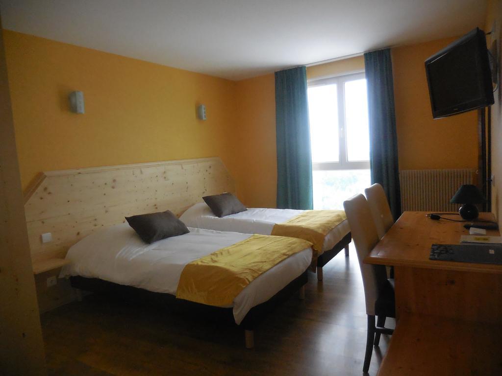 Logis Le Saint Cyr Hotel Montmelard Eksteriør billede