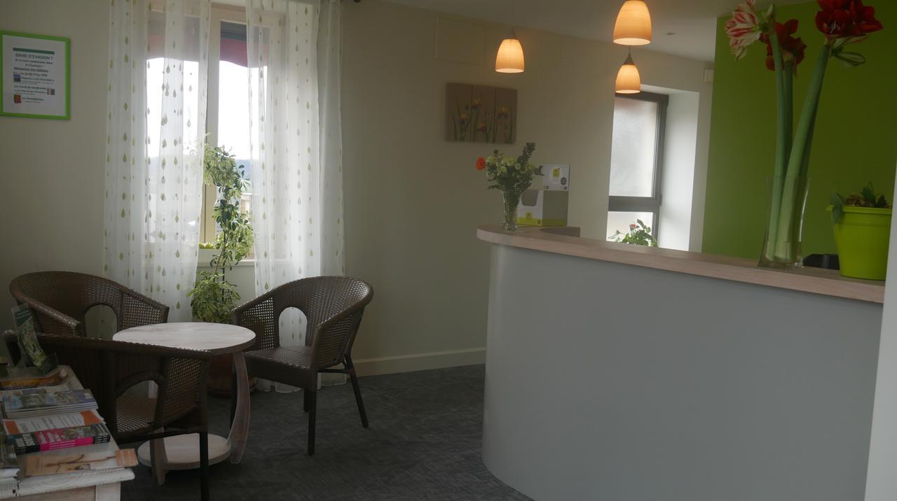 Logis Le Saint Cyr Hotel Montmelard Eksteriør billede