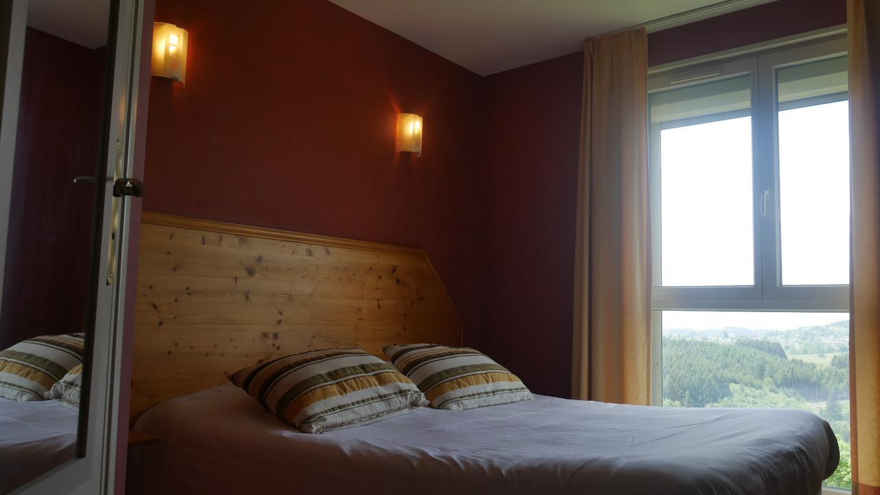 Logis Le Saint Cyr Hotel Montmelard Eksteriør billede