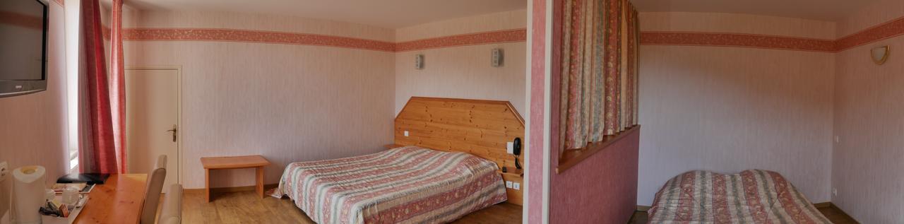 Logis Le Saint Cyr Hotel Montmelard Eksteriør billede
