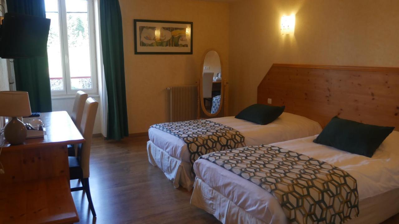 Logis Le Saint Cyr Hotel Montmelard Eksteriør billede