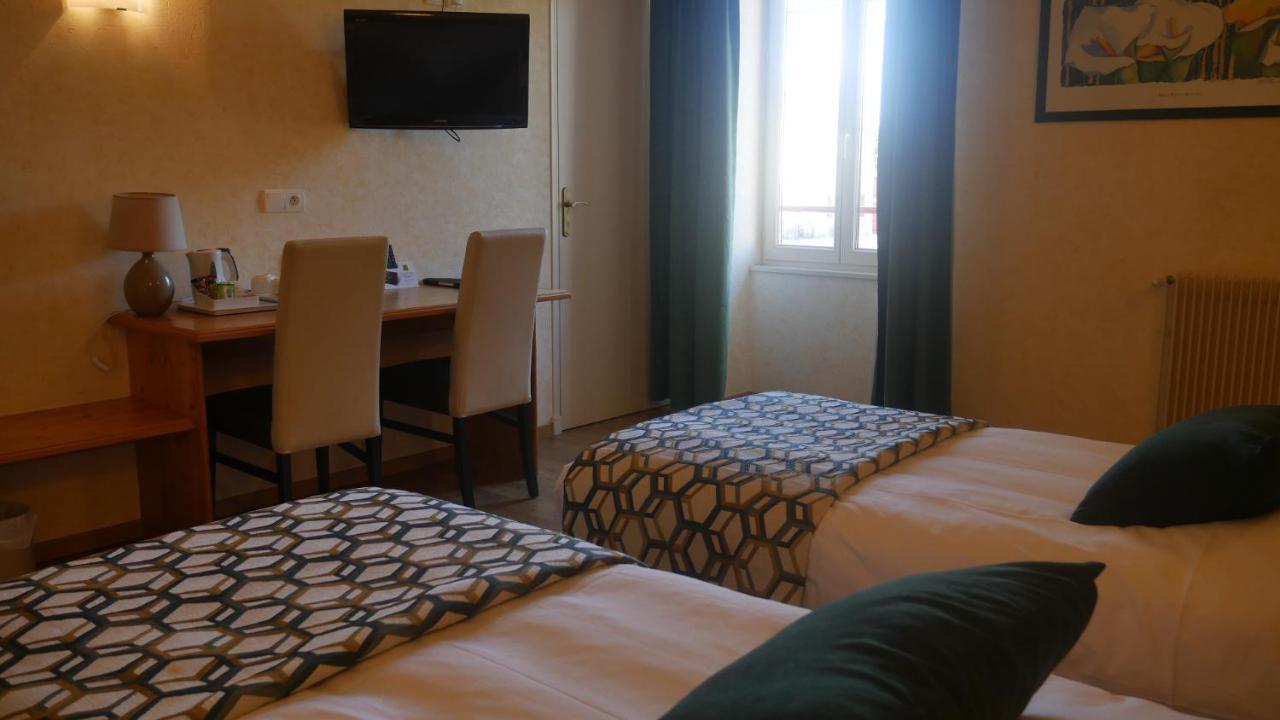 Logis Le Saint Cyr Hotel Montmelard Eksteriør billede