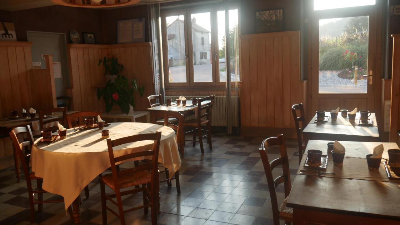 Logis Le Saint Cyr Hotel Montmelard Eksteriør billede