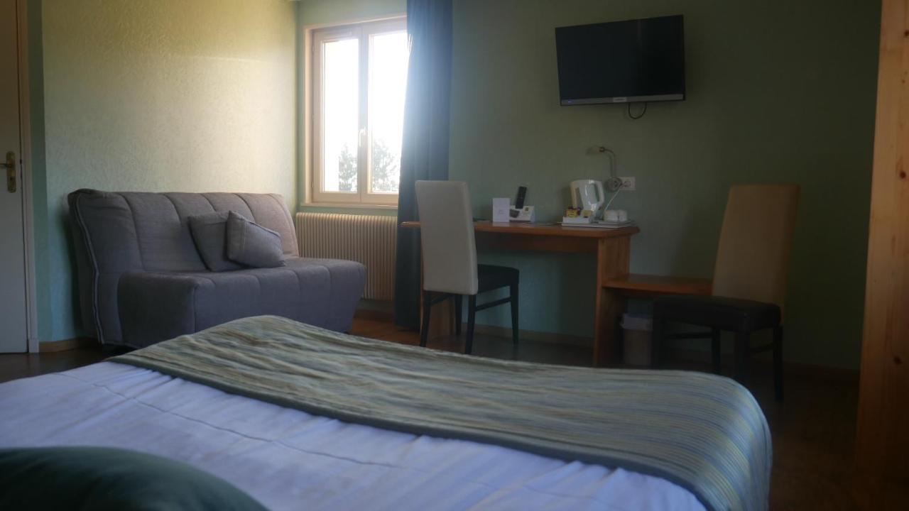 Logis Le Saint Cyr Hotel Montmelard Eksteriør billede
