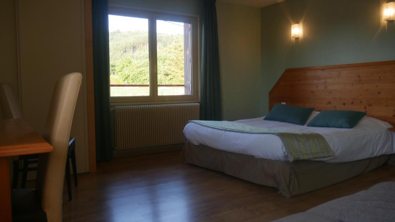 Logis Le Saint Cyr Hotel Montmelard Eksteriør billede